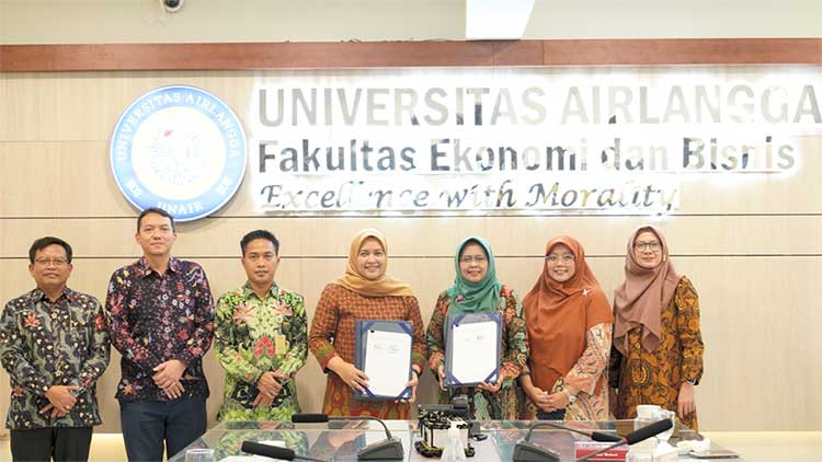 FEB UNAIR and FEB University Open to strengthen collaboration through the signing of a cooperation agreement.